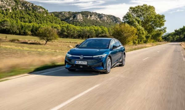 Заявен пробег: до 700 км
Батерия - 77-86kWh

Това е първи път, когато Volkswagen наистина се изправя срещу Tesla, въпреки че хората на Мъск имат ценово предимство със своя Model 3. Но  ID 7 ви дава пространство плюс обхват, който ще ви накара да сте спокойни на дълъг път.

ID 7 Pro Match със своята 77kWh батерия се доближава до обявения пробег от 630 км на Tesla Model 3 при 613 за немеца. Преминете към Pro S Match и получавате 86kWh батерия, която изисква обхват от 700 км.

Това, което отличава ID 7, е неговото лесно управление. Качеството на возене е превъзходно &ndash; усеща се повече като Mercedes-Benz, отколкото като Volkswagen.

